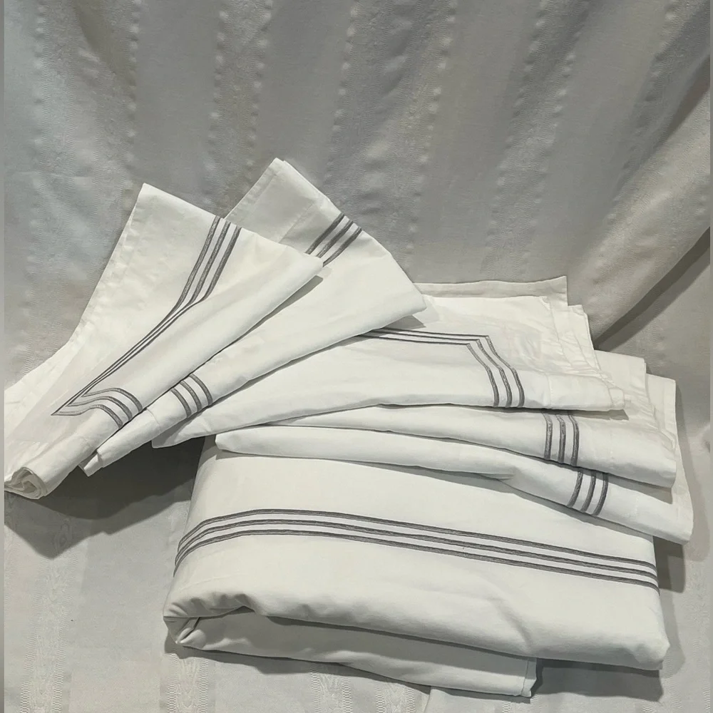 POTTERY BARN KING SIZE GRAND ORGANIC PERCALE DUVET COVER AND SHAMS, WHITE/SILVER